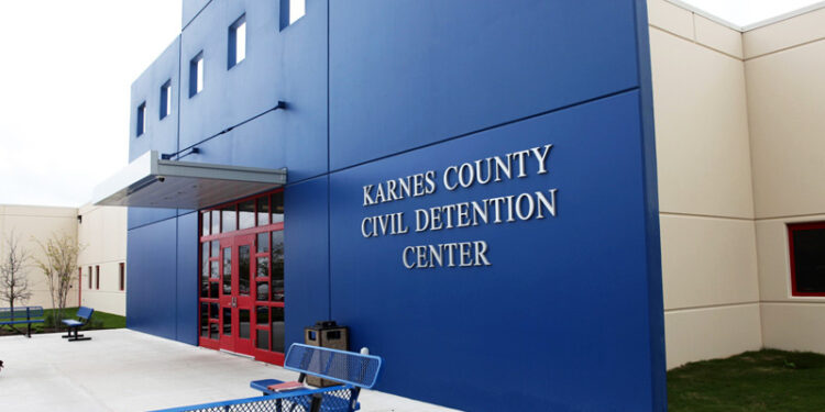 Instalaciones de un centro de detención migratoria operado por ICE en Estados Unidos