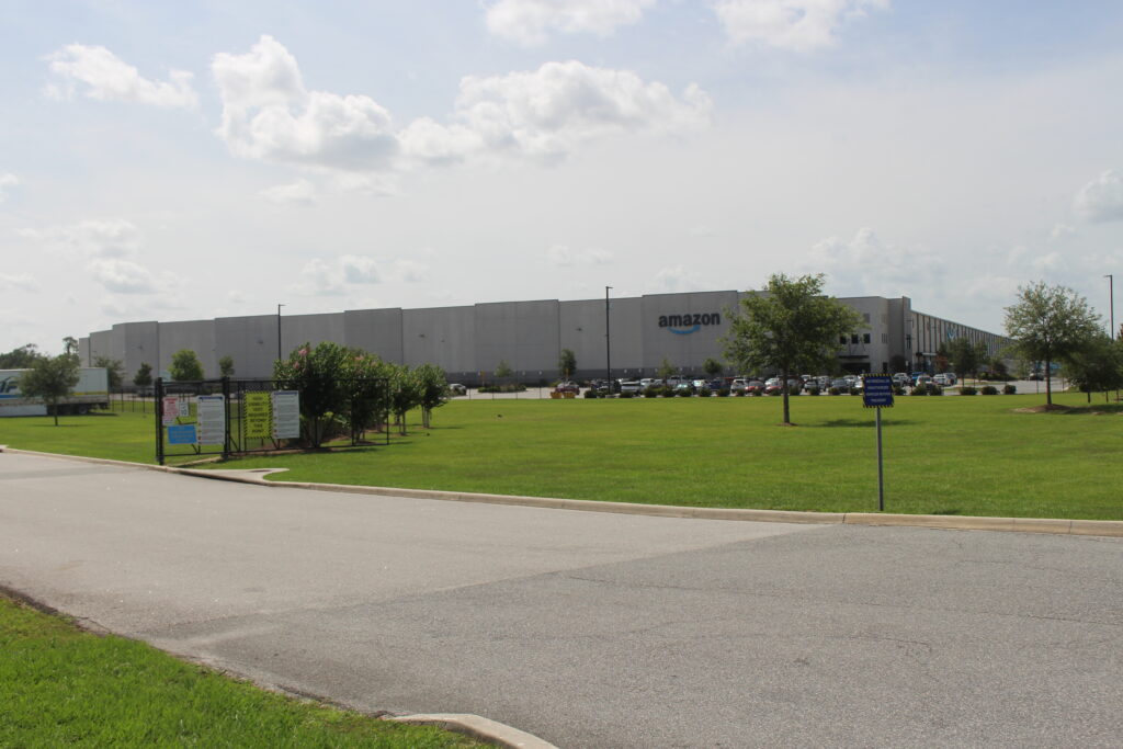 Vista exterior de un gran centro de distribución y almacenamiento en Estados Unidos