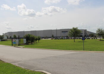 Vista exterior de un gran centro de distribución y almacenamiento en Estados Unidos
