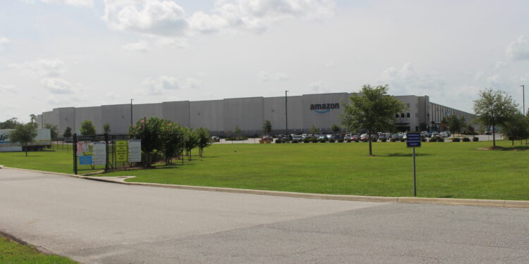 Vista exterior de un gran centro de distribución y almacenamiento en Estados Unidos