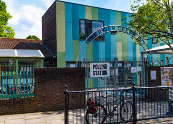 Cartel que indica la entrada a un centro de votación durante unas elecciones