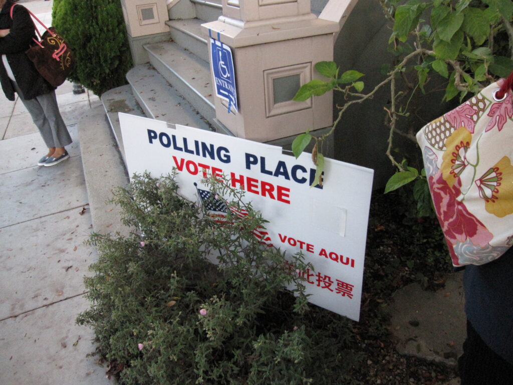 Electores en un centro de votación en Estados Unidos