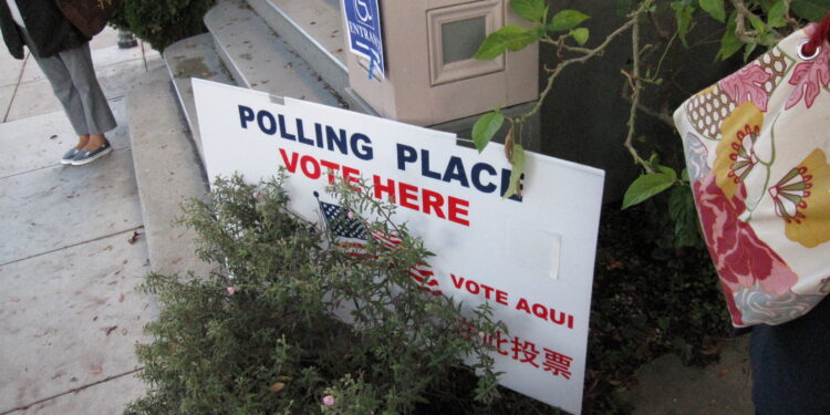 Electores en un centro de votación en Estados Unidos