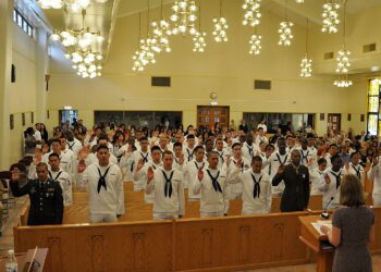 Personas participan en una ceremonia de naturalizacion para obtener la ciudadania estadounidense
