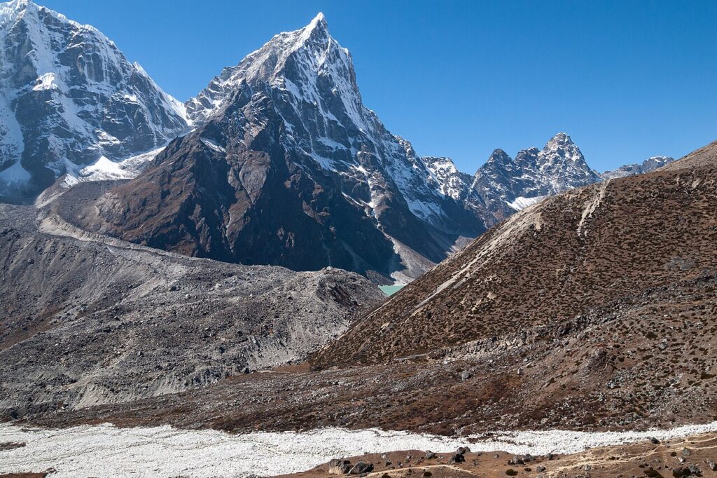 Vista de un pico nevado en la cordillera del Himalaya en Nepal
