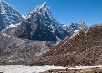 Vista de un pico nevado en la cordillera del Himalaya en Nepal