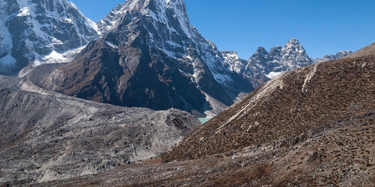 Vista de un pico nevado en la cordillera del Himalaya en Nepal
