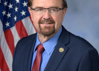 Retrato oficial del congresista Chuck Edwards, representante del distrito 11 de Carolina del Norte