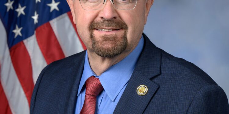Retrato oficial del congresista Chuck Edwards, representante del distrito 11 de Carolina del Norte