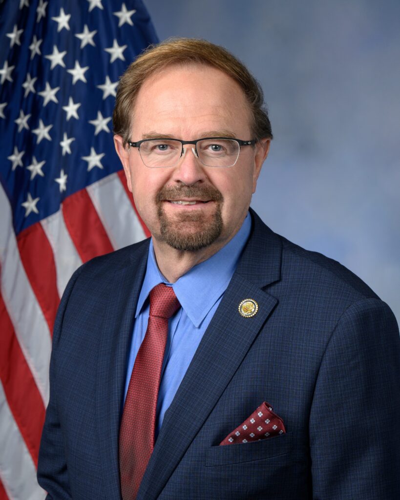 Retrato oficial del congresista Chuck Edwards, representante del distrito 11 de Carolina del Norte