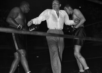 Dos boxeadores en un combate sobre el ring