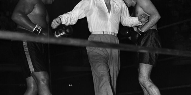 Dos boxeadores en un combate sobre el ring