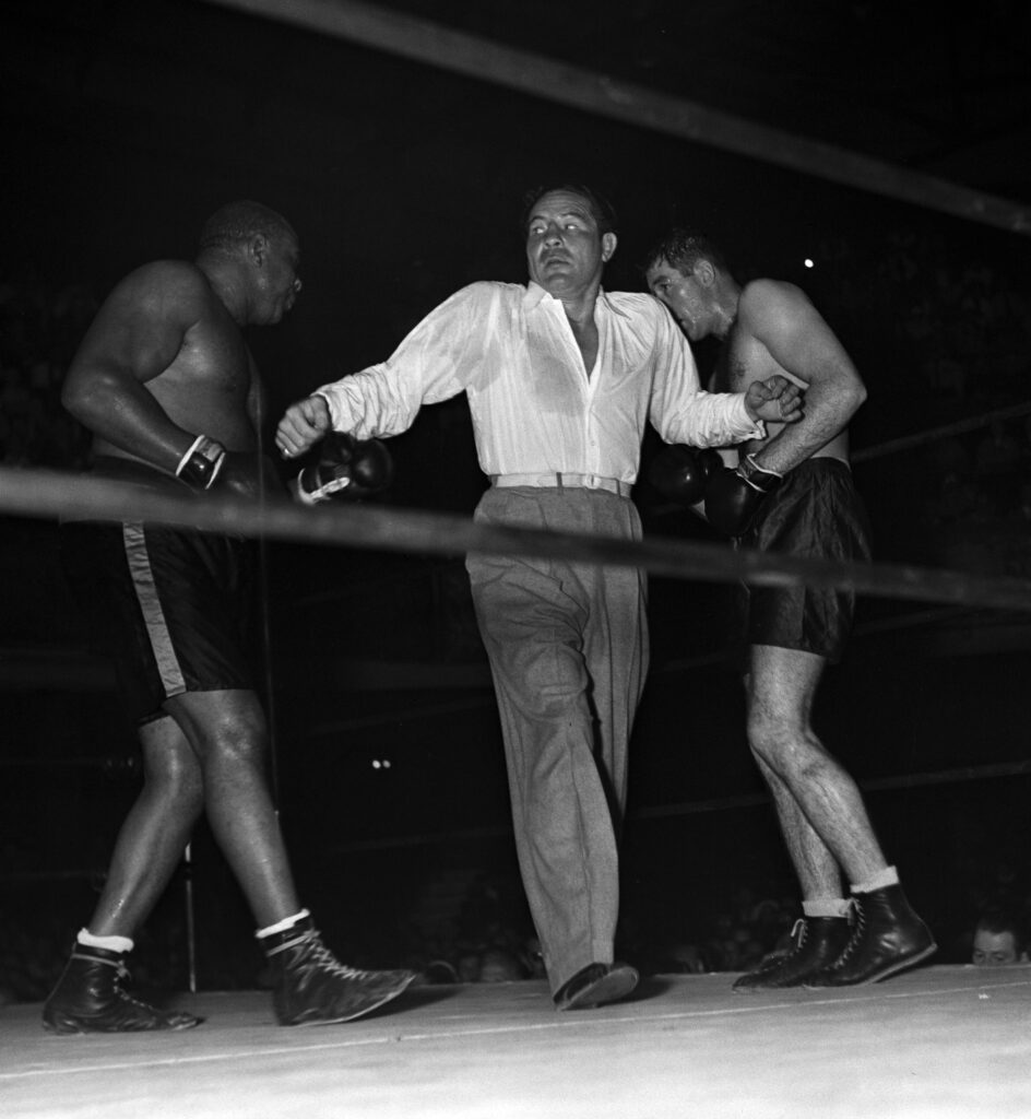 Dos boxeadores en un combate sobre el ring
