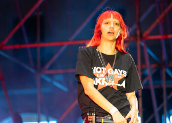 Artista urbano cantando en el escenario durante un concierto