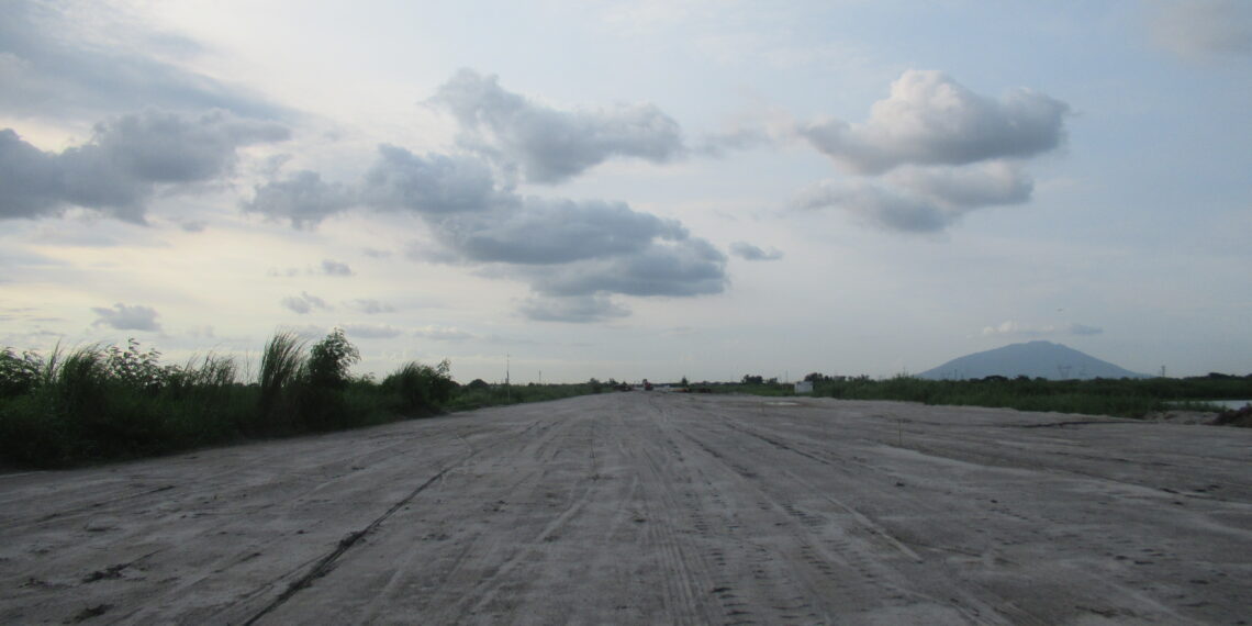 Obras de construcción en un intercambio de autopista