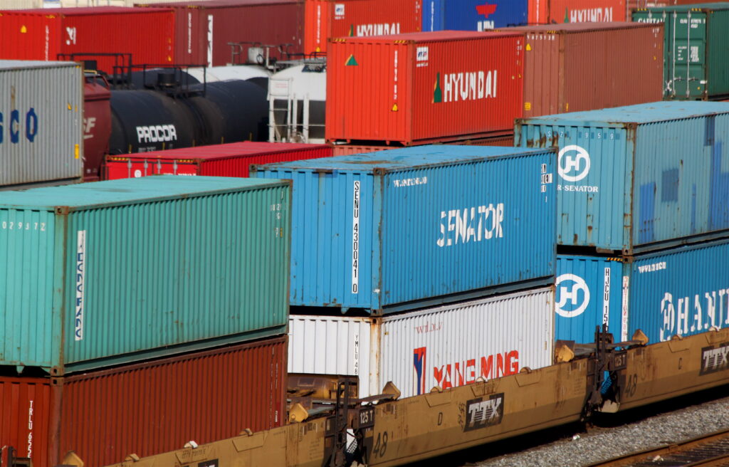 Contenedores de carga apilados en un puerto, símbolo del comercio y los aranceles