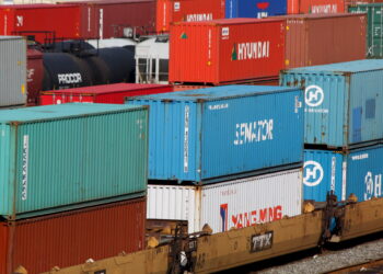 Contenedores de carga apilados en un puerto, símbolo del comercio y los aranceles
