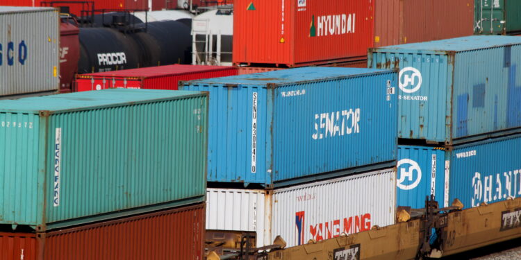 Contenedores de carga apilados en un puerto, símbolo del comercio y los aranceles