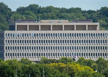Edificio federal que alberga una corte de inmigración en Estados Unidos