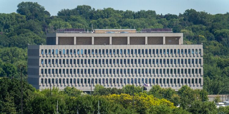 Edificio federal que alberga una corte de inmigración en Estados Unidos