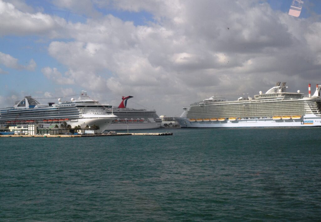 Barcos de crucero atracados en un puerto