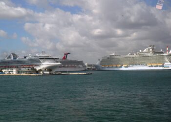 Barcos de crucero atracados en un puerto