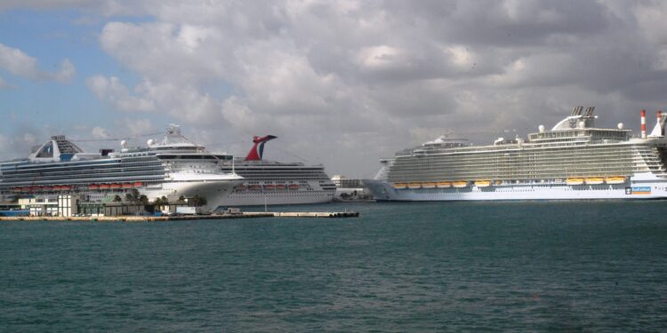 Barcos de crucero atracados en un puerto