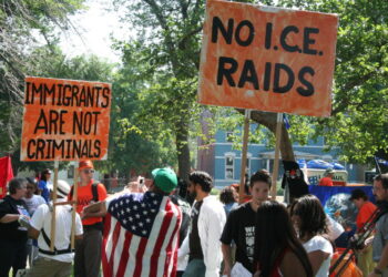 Personas en una marcha por los derechos de los inmigrantes