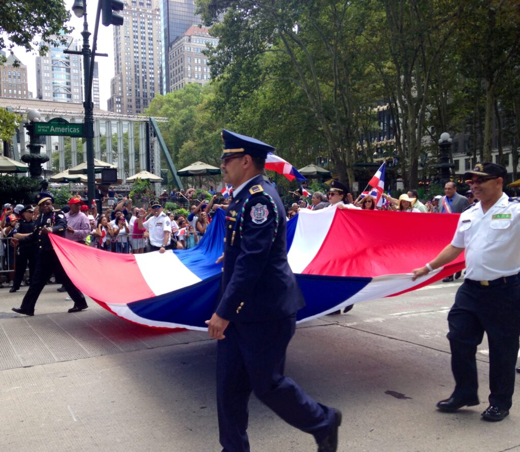 Personas con banderas dominicanas celebran en un desfile en la ciudad de Nueva York