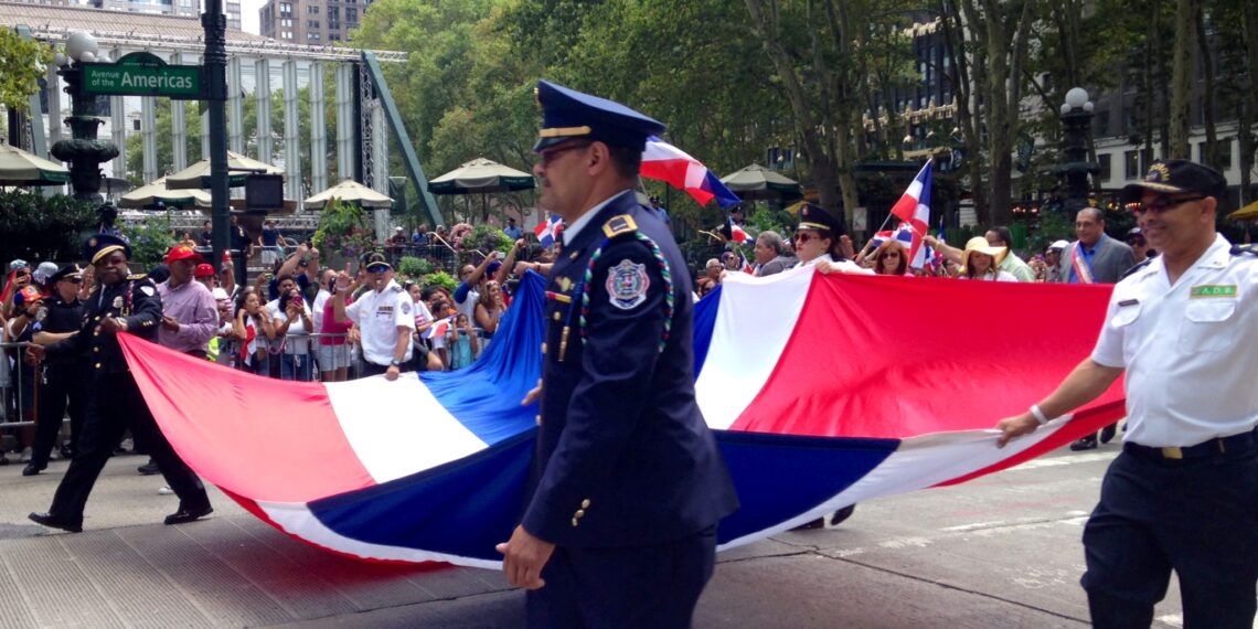 Personas con banderas dominicanas celebran en un desfile en la ciudad de Nueva York
