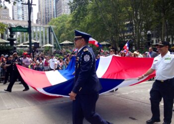 Personas con banderas dominicanas celebran en un desfile en la ciudad de Nueva York