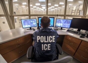 Un oficial de ICE supervisa un centro de detención de inmigrantes