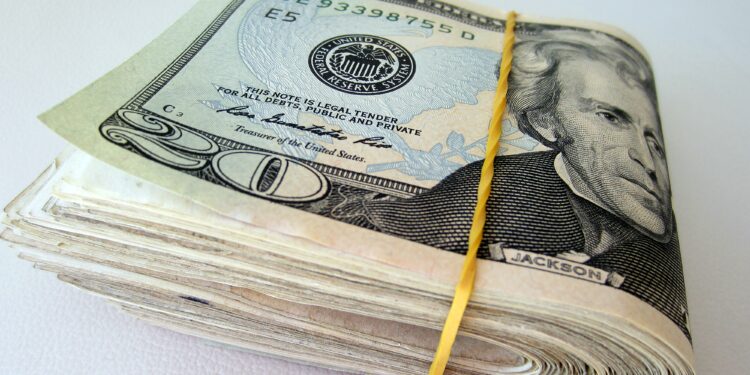 Billetes de dólares estadounidenses apilados