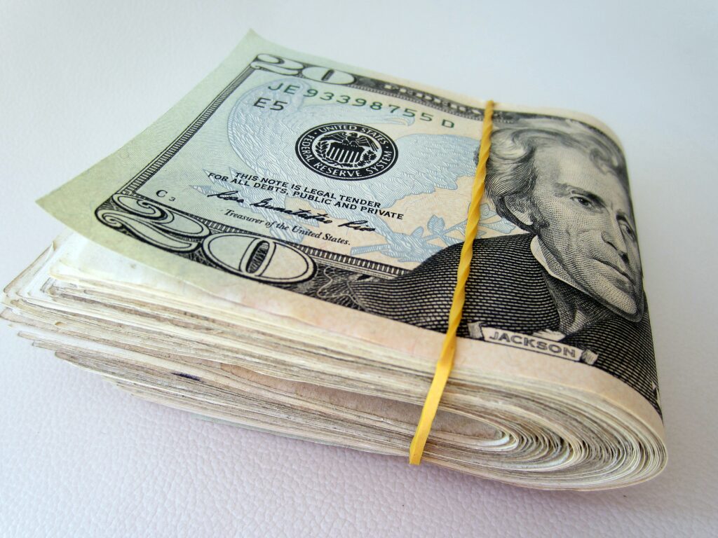 Billetes de dólares estadounidenses, referencia a remesas y envíos de dinero