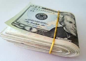 Billetes de dólares estadounidenses, referencia a remesas y envíos de dinero