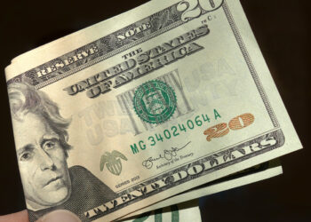 Billetes de veinte dólares estadounidenses doblados