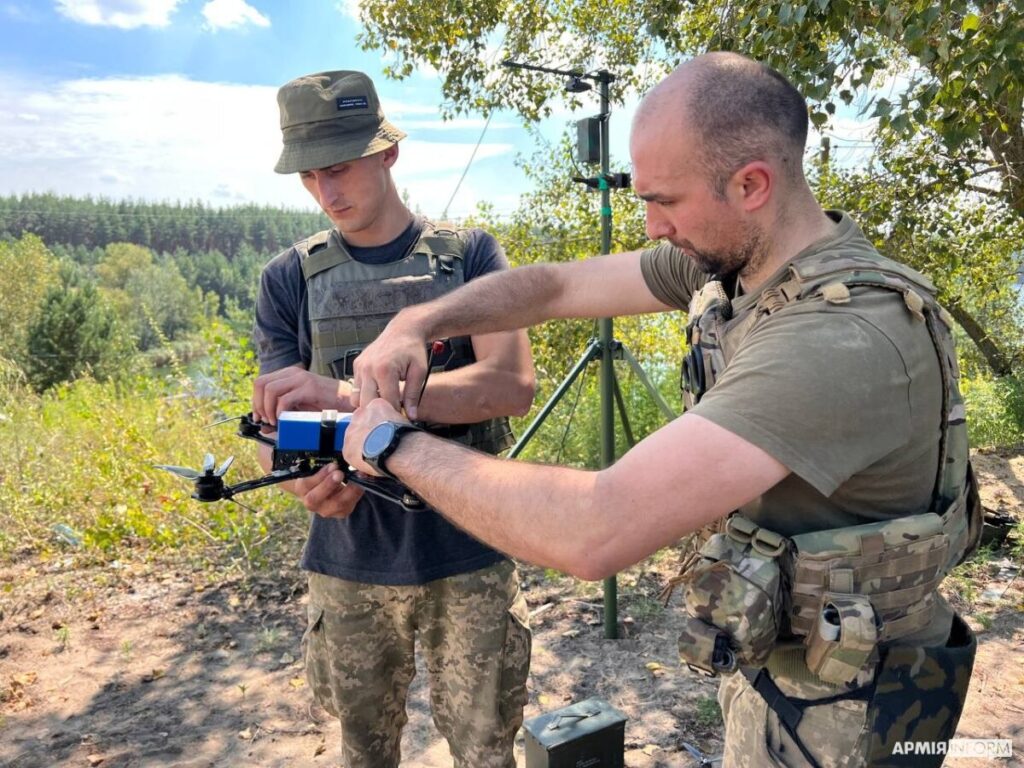Drones militares de fabricación ucraniana exhibidos sobre una mesa