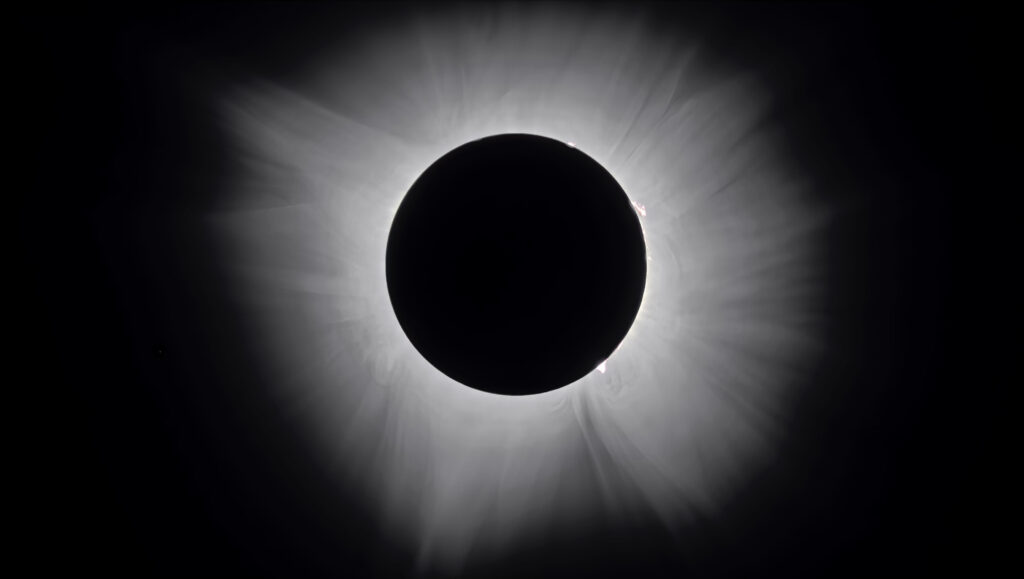 Eclipse solar total con la corona del Sol visible alrededor de la Luna