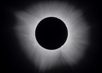 Eclipse solar total con la corona del Sol visible alrededor de la Luna