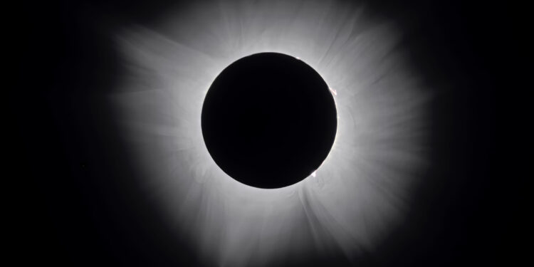 Eclipse solar total con la corona del Sol visible alrededor de la Luna