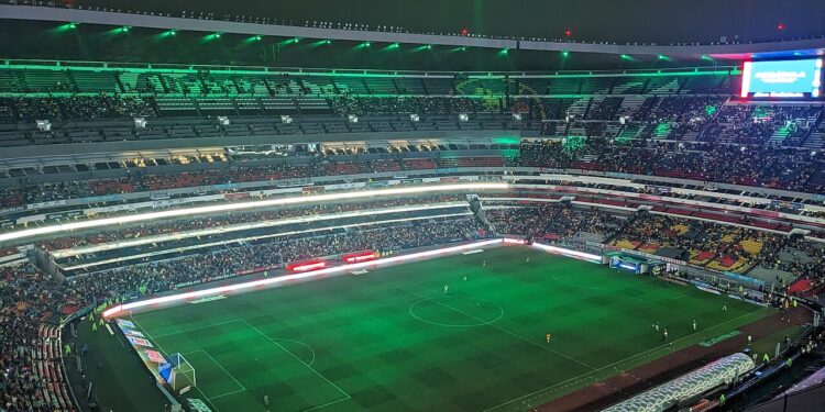 Partido de fútbol de la Liga MX disputado en un estadio lleno