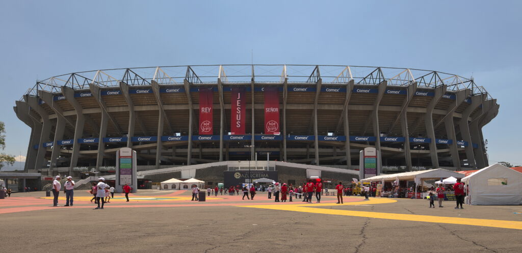 Estadio de fútbol lleno de aficionados en México