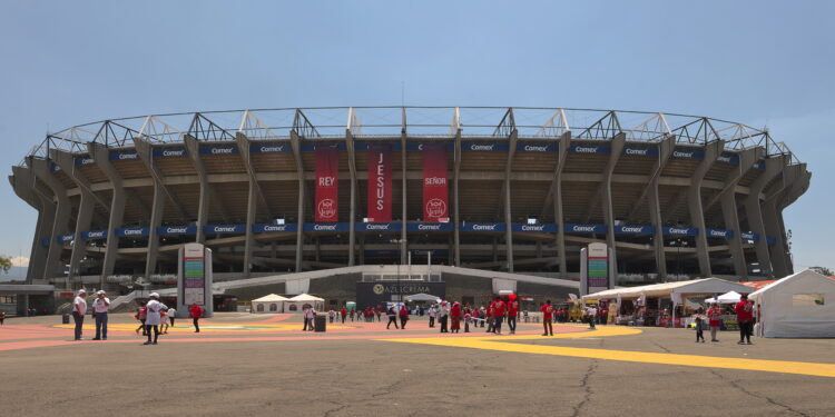 Estadio de fútbol lleno de aficionados en México