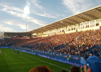 Estadio de fútbol lleno durante un partido