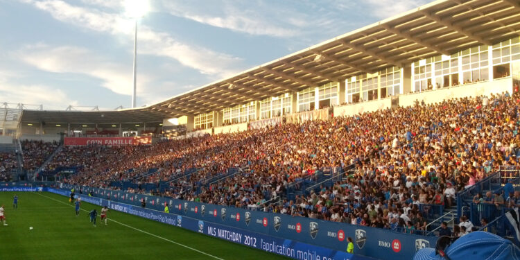 Estadio de fútbol lleno durante un partido