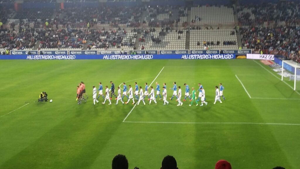 Jugadores entrando a la cancha en el estadio Hidalgo de Pachuca