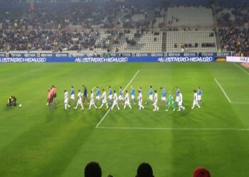 Jugadores entrando a la cancha en el estadio Hidalgo de Pachuca