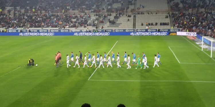 Jugadores entrando a la cancha en el estadio Hidalgo de Pachuca