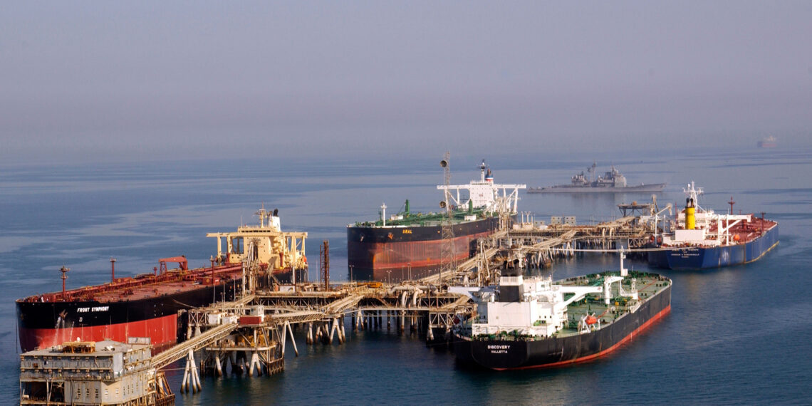Buques petroleros navegando en aguas del Golfo Pérsico cerca del estrecho de Ormuz