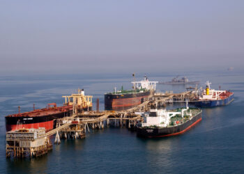 Buques petroleros navegando en aguas del Golfo Pérsico cerca del estrecho de Ormuz